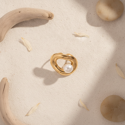 Bague dorée Héra avec perle blanche posée à plat