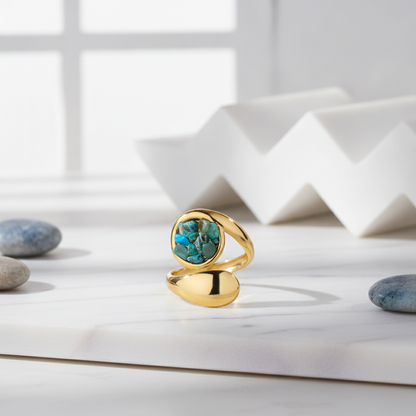 Bague dorée Gaïa pierre turquoise portée à la main