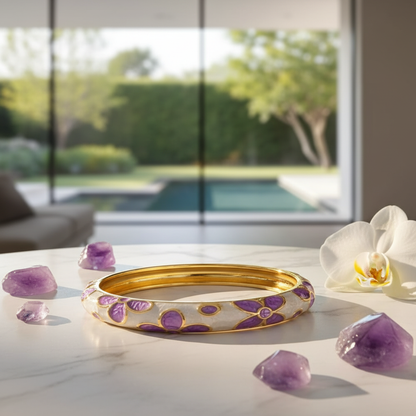 Jonc émaillé douceur de lilas avec motifs fleurs porté
