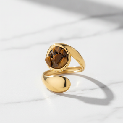 Détail de la bague Rhéa, acier inoxydable doré effet œil-de-tigre