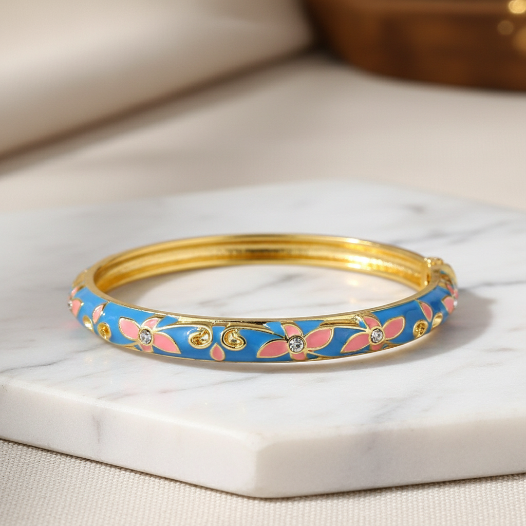Bracelet jonc émaillé bleu lagon doré porté au poignet