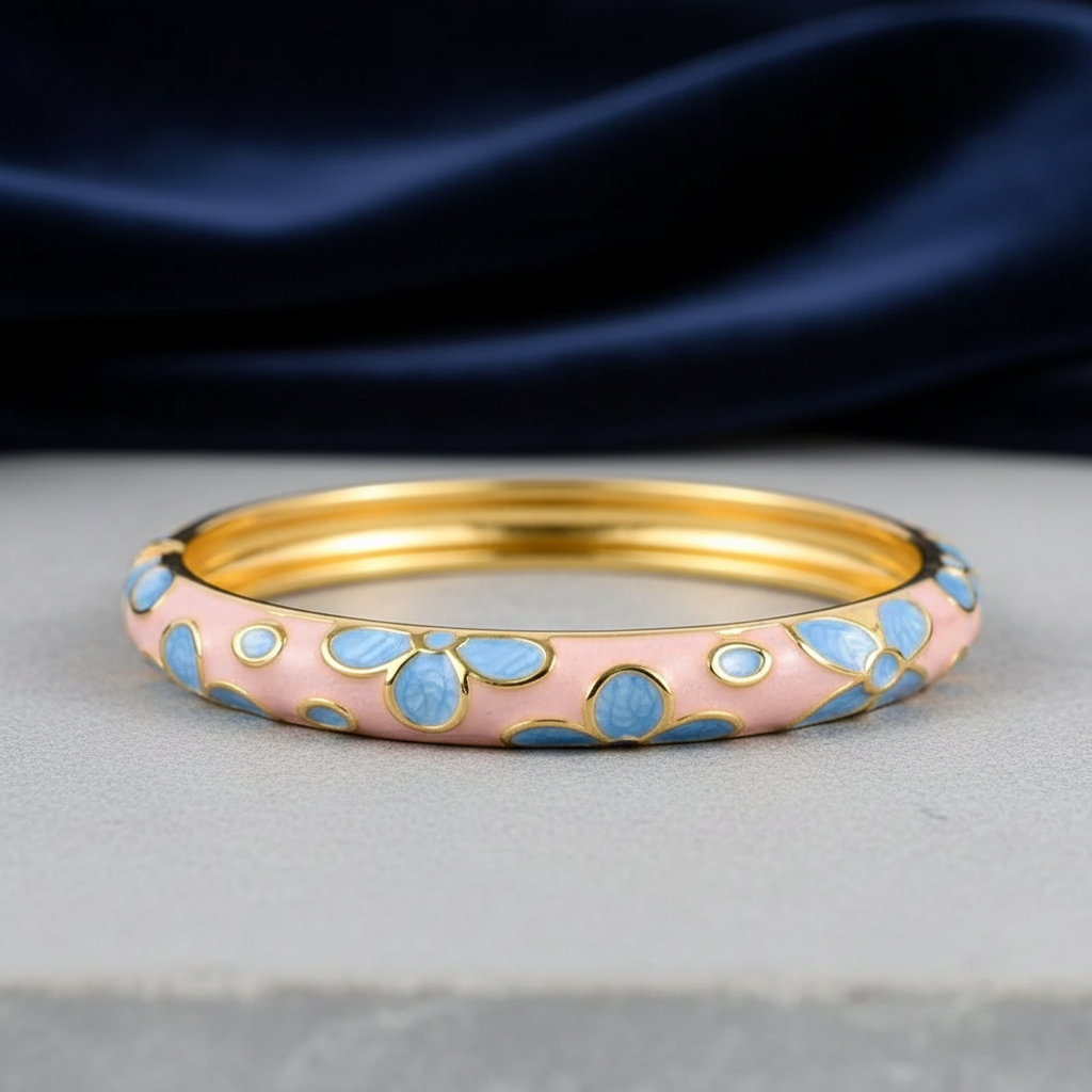 Jonc émaillé douceur de ciel avec motifs fleurs porté au poignet