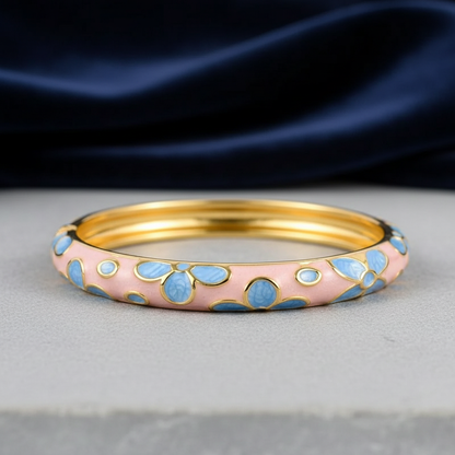 Jonc émaillé douceur de ciel avec motifs fleurs porté au poignet