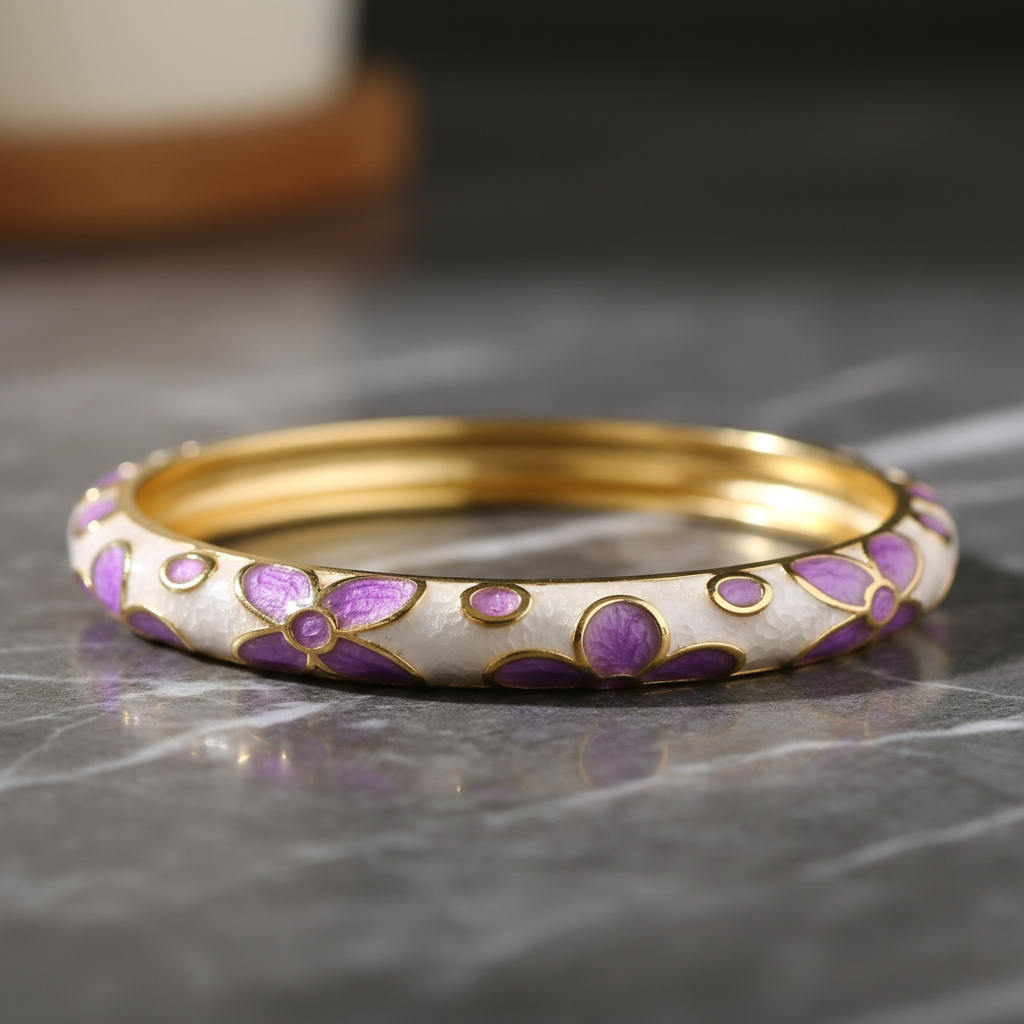 Bracelet jonc émaillé douceur de lilas porté au poignet